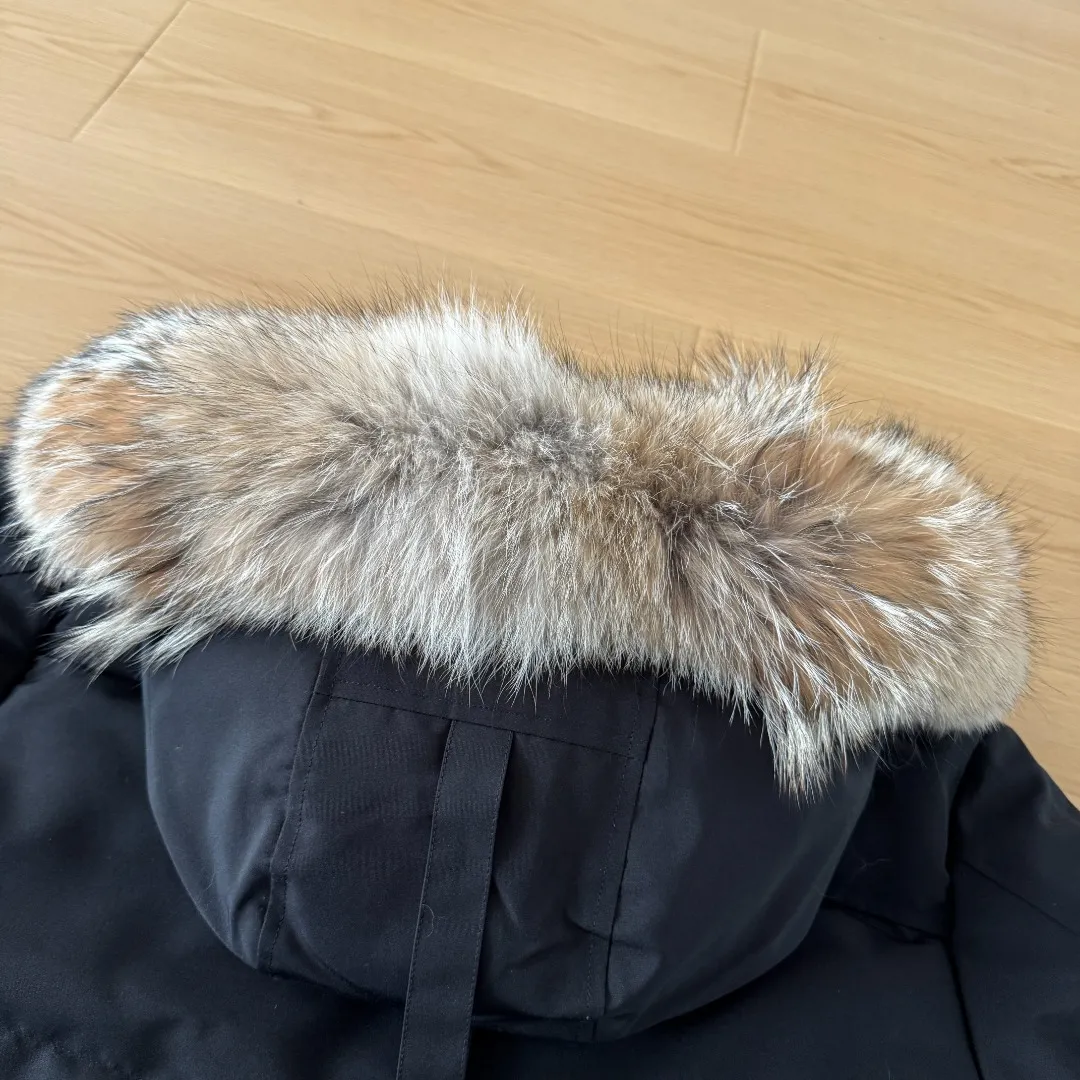 Style number: Y 183 (The new 17 models come standard without wolf fur, wolf fur costs +50) Canada Goose New 17 models of down jackets, timeless Classic, same style for men and women, mid-length windbreaker jacket. Canada Goose technology waterproof fabric is wind and cold resistant and extremely warm! Plush heat storage keeps you warm and warms you up quickly! Extra large fur collar design, fine fur, smooth to the touch, comfortable and skin-friendly! Double windproof cuffs to prevent cold wind from entering! The pockets have a flap zipper design and the upper pocket is a diagonal pocket, which is convenient and practical! Canada Goose’s popularity in the past two years has greatly surpassed that of the king of down jackets, the Meng Mouth, and it is the hottest item in autumn and winter on INS! Same Style for men and women, Canada Goose Classic style! Color: Black Black Label Black Red Label Cream White Gray Black Label Gray Red Label Navy Blue Sizes: XS S M L XL XXL